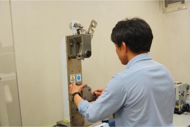 図６　シャルピー衝撃強度試験の様子