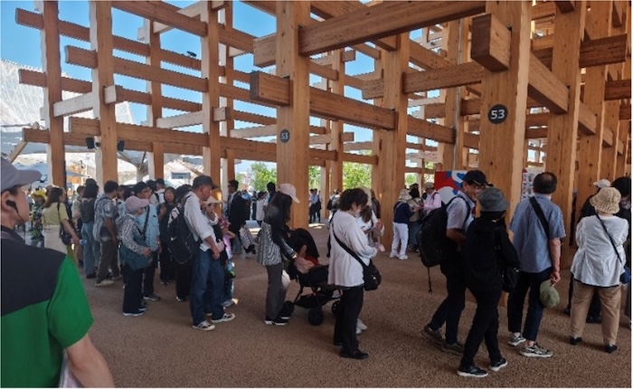 給水機にできた長蛇の列